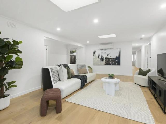 Natural Light Filled Family Living in a Superb Bayside Location