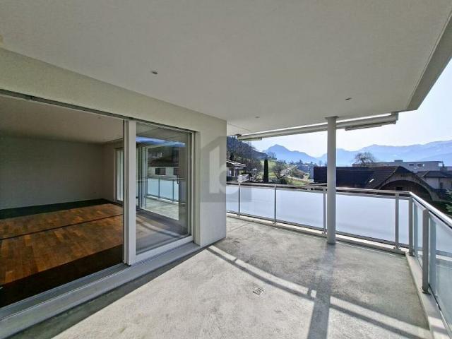 NATURIDYLL MIT ROTER DESIGN KÜCHE & TERRASSE