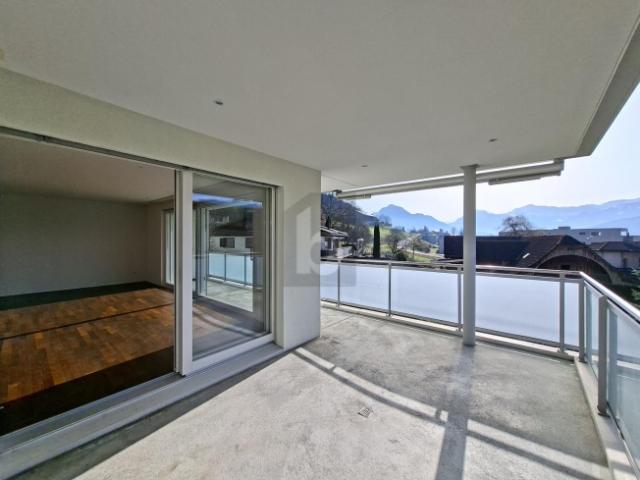NATURIDYLL MIT ROTER DESIGN KÜCHE & TERRASSE