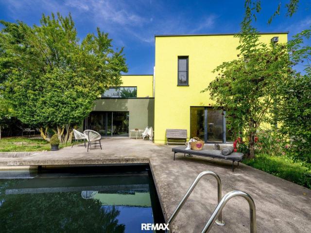 Naturidyll trifft Design außergewöhnliche Villa mit Raum, Licht und Naturpool