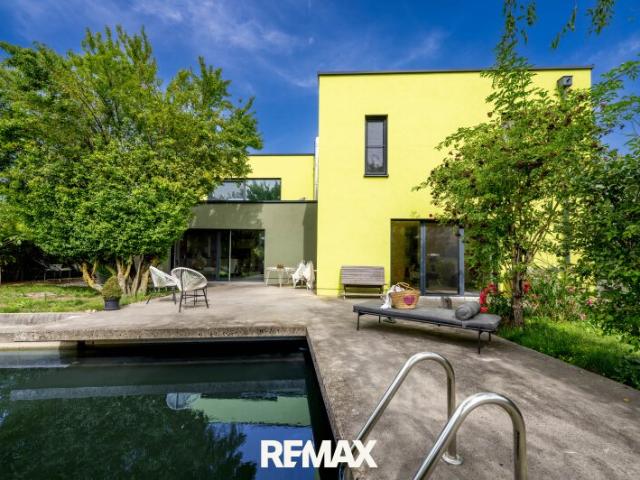 Naturidyll trifft Design außergewöhnliche Villa mit Raum, Licht und Naturpool
