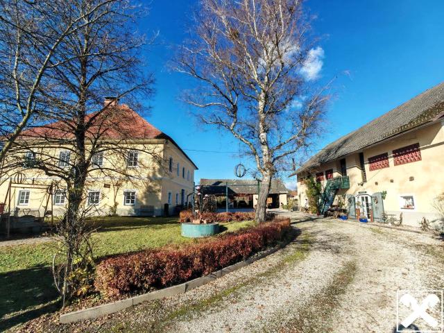 Exklusives Anwesen am Stadtrand von Klagenfurt mit Wohnhaus, Nebengebäuden und Gartenparadies!
