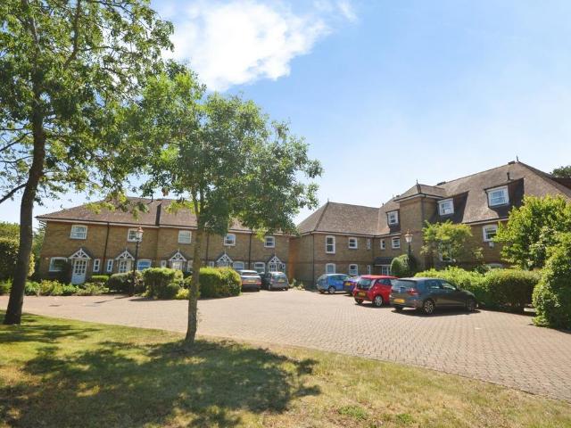 Natalie Mews, Twickenham TW2 2 bed flat to rent £1,800 pcm £415 pw