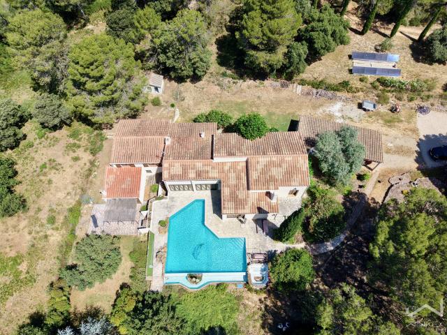 Nathalie Sinard vous présente cette Propriété D’Exception À. 203m² Uchaux