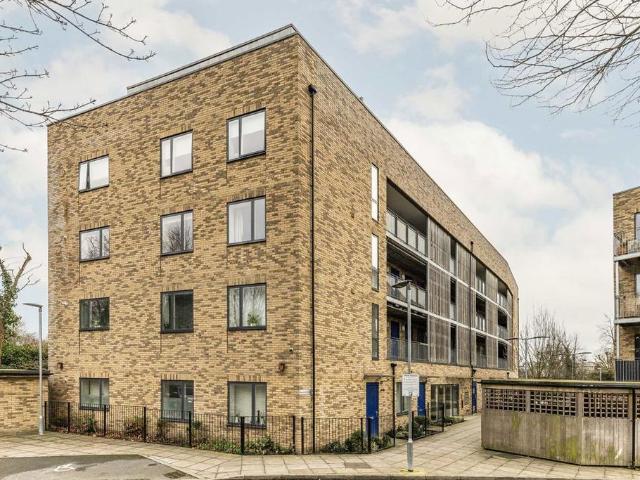 Nauticus Walk, London E14 2 bed flat to rent £2,700 pcm £623 pw