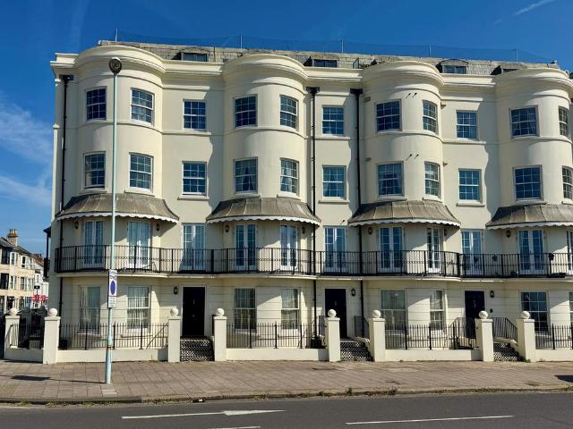 Nautilus, Worthing, BN11 2 bed penthouse to rent £1,850 pcm £427 pw