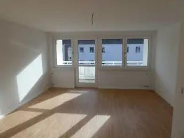 Naundorf, OT Hof. 4 Raum Wohnung mit großem Balkon!