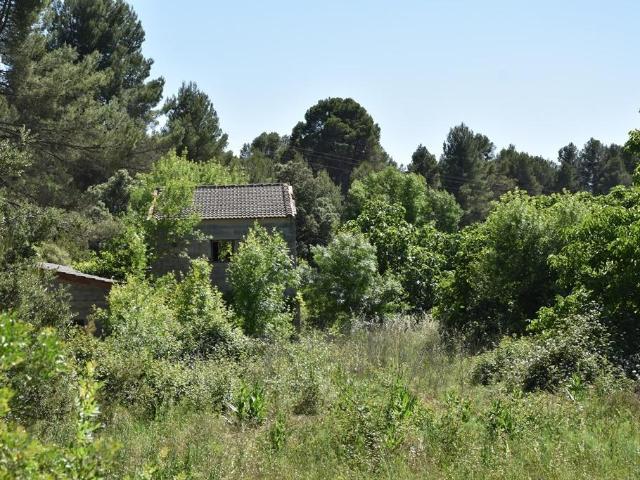Nave con casa al lado del río