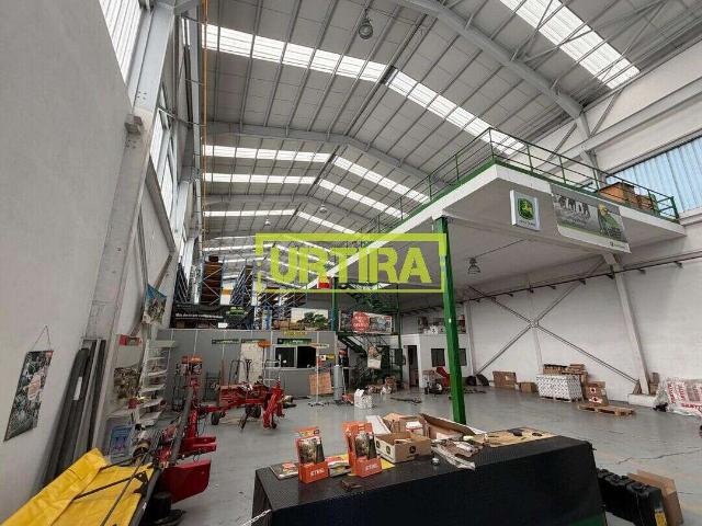 NAVE INDUSTRIAL EN ALQUILER EN TOLOSA – POLÍGONO ARZABALZA 1.500 m² | Edificio independiente | 12,30 13,80 m de altura | 3 Portones Tráiler | Puente Grúa 5 Tn | Campa de uso Privada