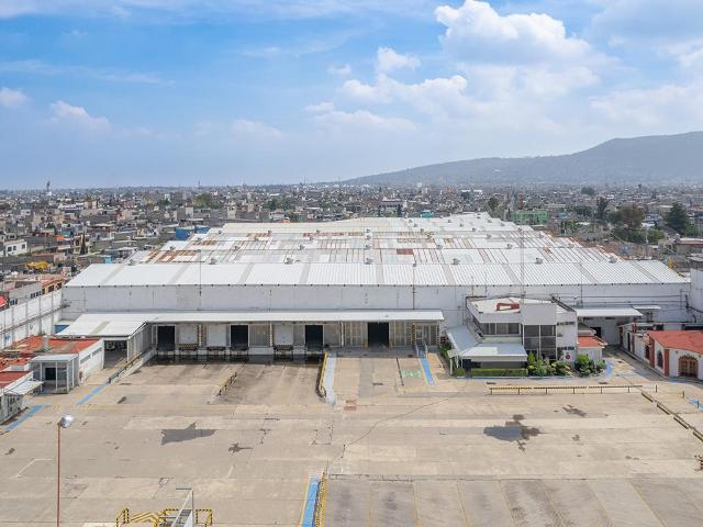 Nave Industrial en Valle de los Pinos