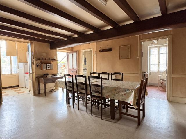 Naves, 03330, Ensemble immobilier: maison et nombreuses dépendances 60 500 euros FAI