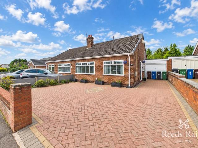 Naylor Farm Avenue, Wigan WN6 3 bed bungalow to rent £1,300 pcm £300 pw