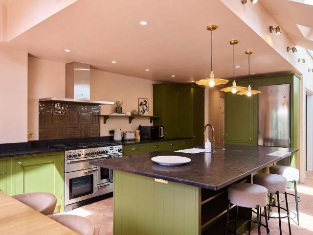 Naylor Road London SE15 3 bed terraced house to rent £4,800 pcm £1,108 pw