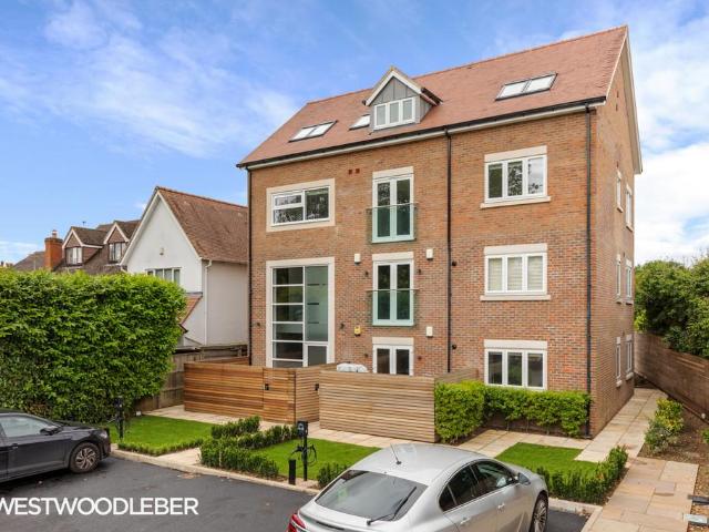 Nazeing New Road, Broxbourne EN10 2 bed penthouse to rent £1,750 pcm £404 pw