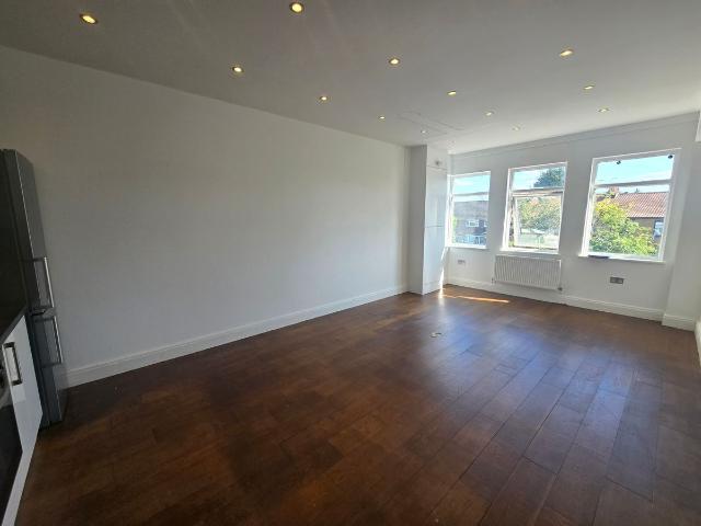 Nazeing Road, Waltham Abbey EN9, 1 bed flat to rent, £1,150 pcm | PrimeLocation