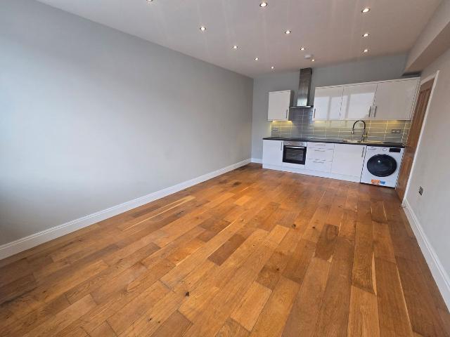 Nazeing Road, Waltham Abbey EN9, 1 bed flat to rent, £1,150 pcm | PrimeLocation