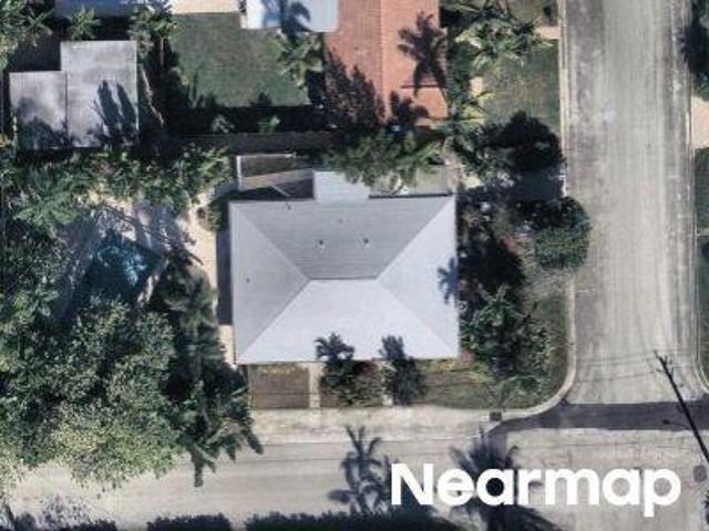 NE 15th St