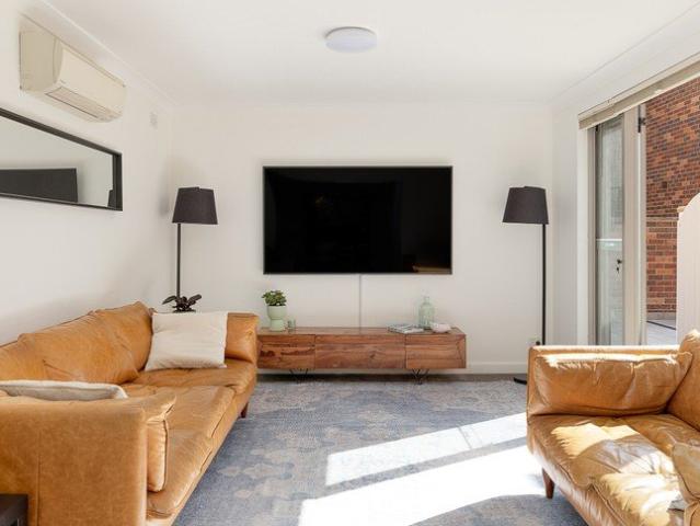 NE alfresco townhouse / 2 lock up garages / Balmain Peninsula