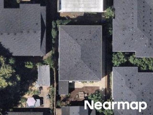 NE Davis St
