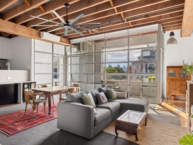 NE facing warehouse with views of city skyline