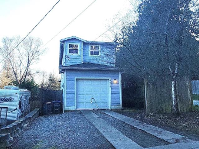 NE Maple St