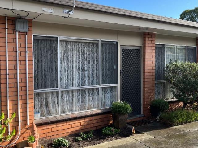 Neat One Bedroom Unit in a Quiet Block