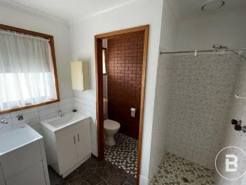 NEAT ONE BR UNIT MINUTES TO DELACOMBE TOWN CENTRE