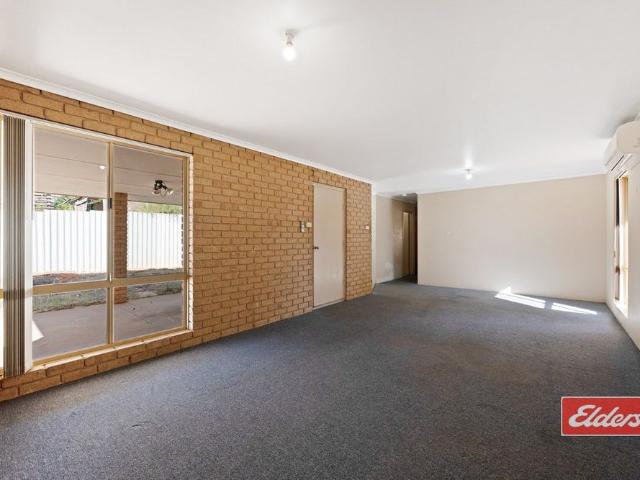 Neat and tidy duplex in cul de sac