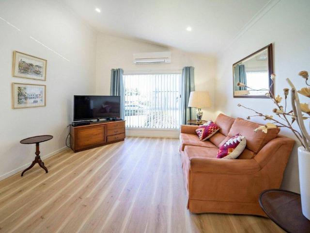 Neat and tidy FOUR bedroom duplex