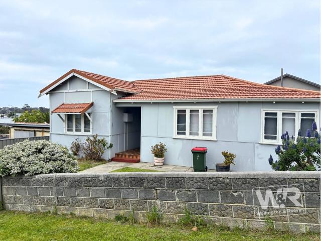 NEAT AND TIDY HOME NEAR THE CENTRE OF TOWN