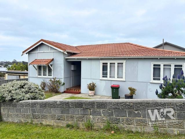 NEAT AND TIDY HOME NEAR THE CENTRE OF TOWN