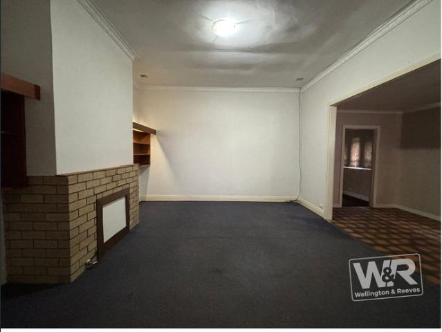 NEAT AND TIDY HOME NEAR THE CENTRE OF TOWN