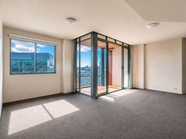 COMFORTABLE HOME WITH HARBOUR VIEW IN SUPER CONVENIENT LOCATION