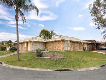 NEAT AND TIDY, SUPER CONVENIENT LOCATION!