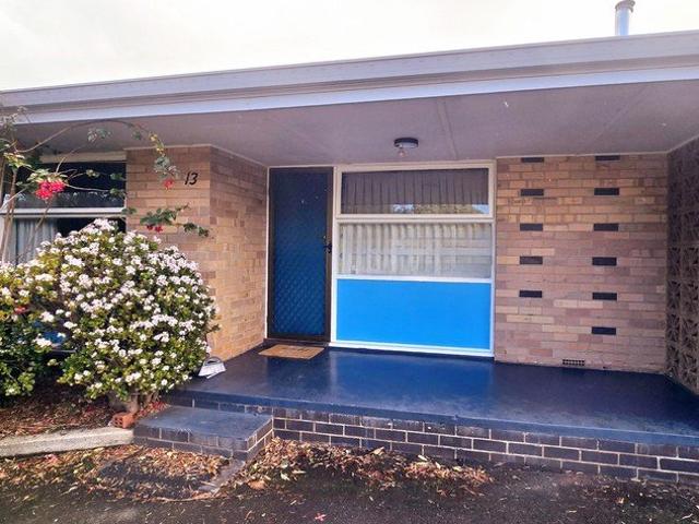 NEAT AND TIDY UNIT CLOSE TO TOWN!
