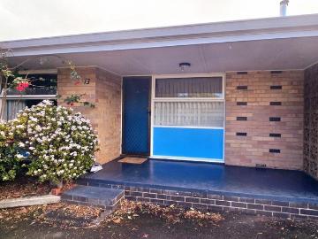 NEAT AND TIDY UNIT CLOSE TO TOWN