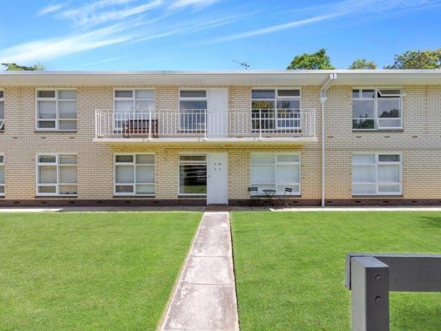 NEAT AND TIDY UNIT IN FANTASTIC LOCATION