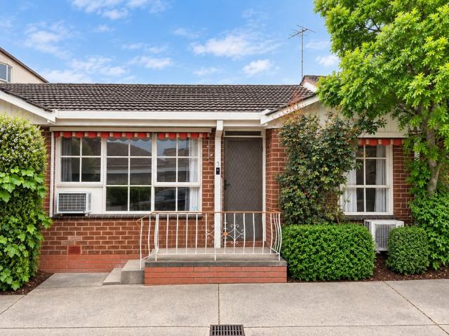 NEAT AND TIDY UNIT IN THE HEART OF CARNEGIE