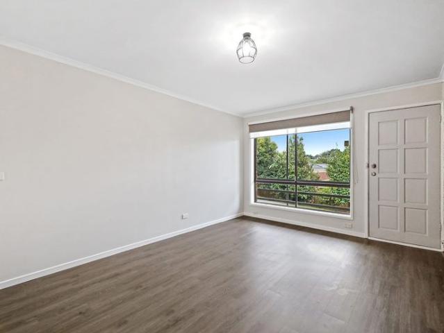Neat and tidy unit walking distance to town
