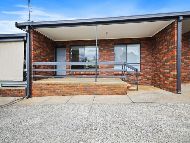 Neat and tidy unit walking distance to town