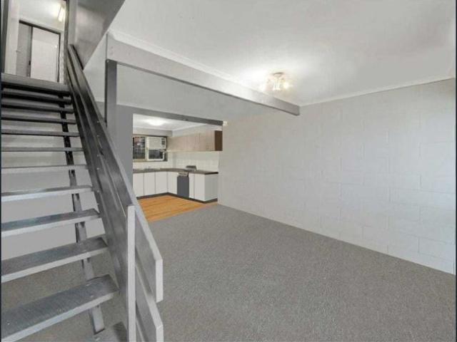 Neat and Tidy Unit With Private Courtyard!