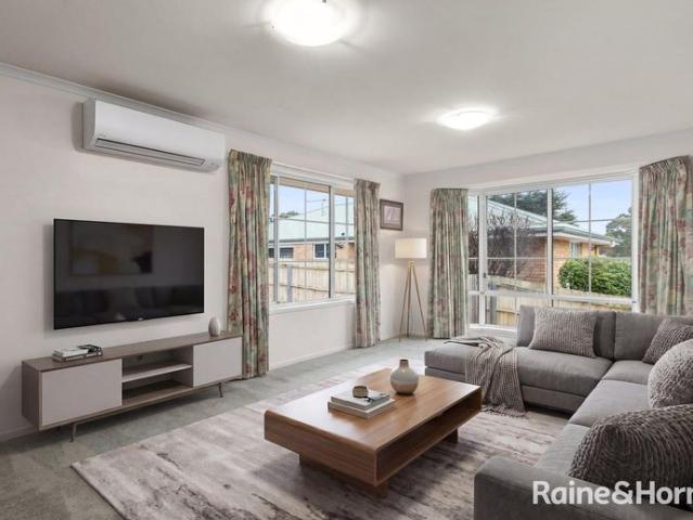 Neat and Tidy 2 Bedroom Villa In Great Location!