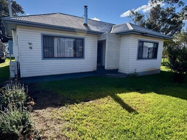 Neat and Tidy 3 bedroom home + study with sheds