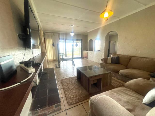 Neat and Well Maintained FREESTANDING FARM HOUSE 3 BEDROOM WITH A LARGE GARDEN, FARM VIEWS & PET FRIENDLY LIFESTYLE