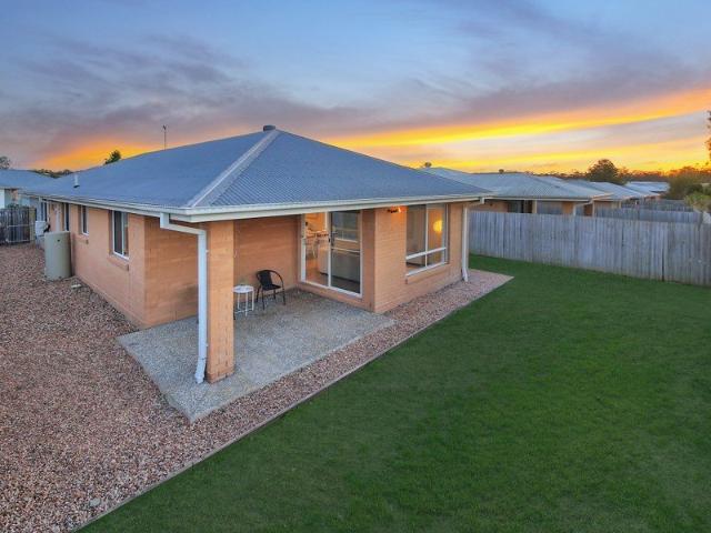 Neat and Contemporary 4 Bedroom Home in a Quiet Cul de Sac Perfect for Families!