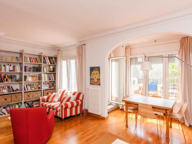 Neat and cosy double bedroom near the Girona metro