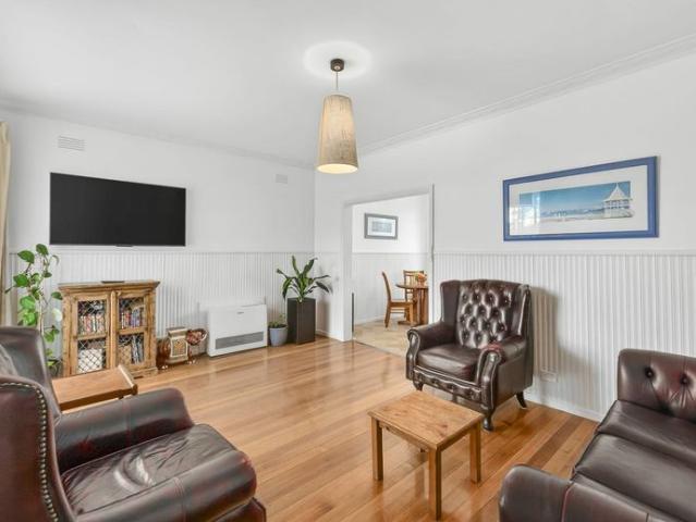 Neat and Spacious Home in Convenient Bell Park Location