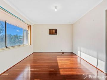 NEAT AS A PIN & IN GREAT HANDY LOCATION!