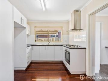 NEAT AS A PIN & IN GREAT HANDY LOCATION!