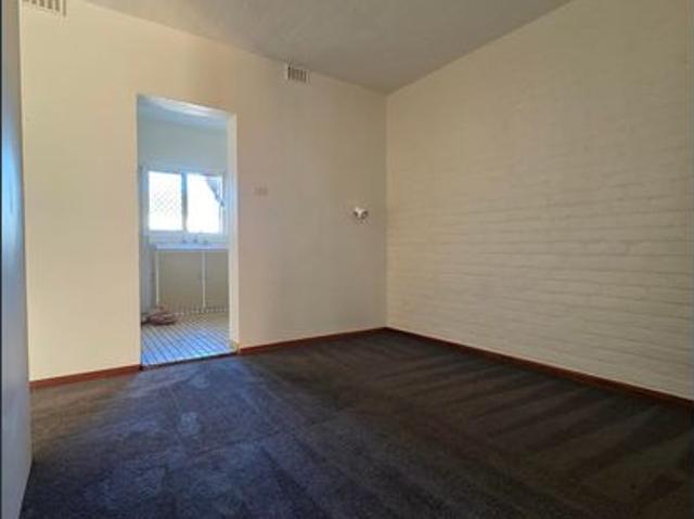 NEAT & BRIGHT 1 BEDROOM UNFURNISHED GROUND FLOOR UNIT WITH GARAGE, WALK TO BEACH & SHOPS